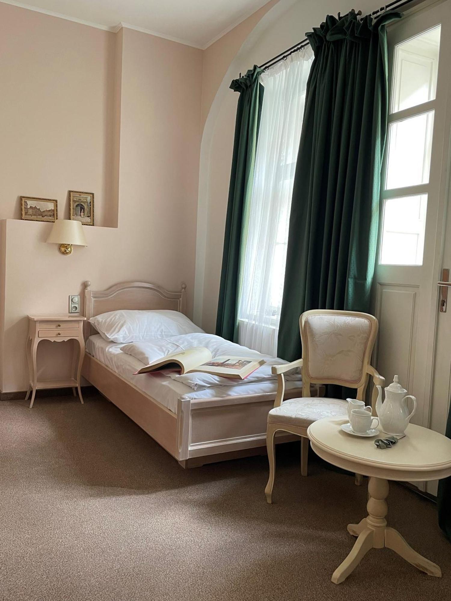 U Cervene Zidle - Red Chair 3* Prague